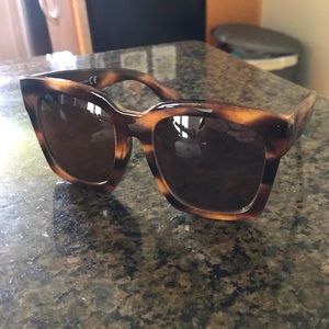 Large square tortoise shell sunglasses!